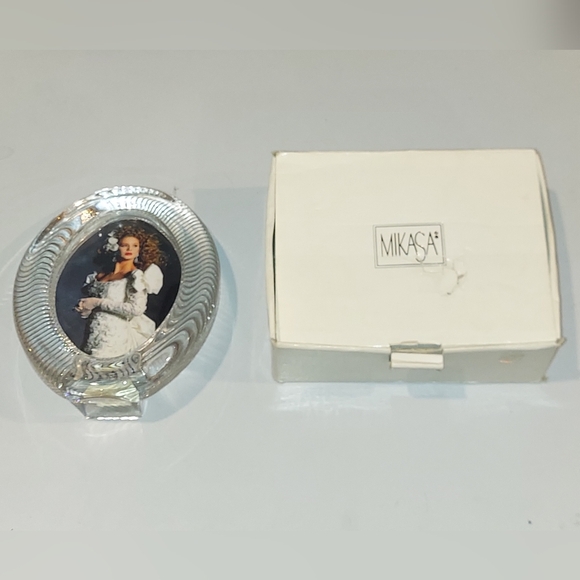 NIB VINTAGE MIKASA ETCHED CRYSTAL OVAL WEDDING PICTURE FRAME MADE IN GERMANY - Picture 8 of 8
